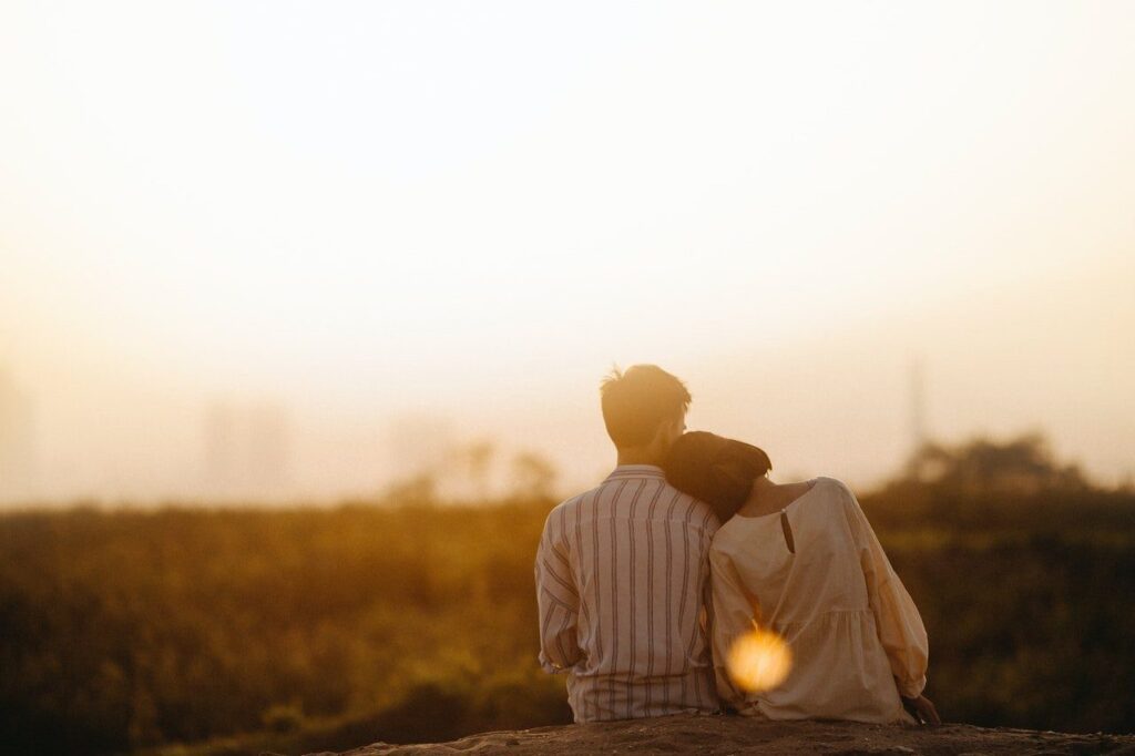 Un couple au coucher du soleil. Les Relations Modernes. FindAfro