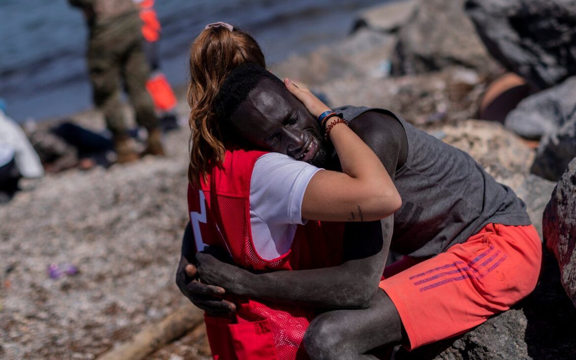 #GraciasLuna Luna Reyes, bénévole de la Croix-Rouge harcelée après un geste d'humanité envers un migrant noir