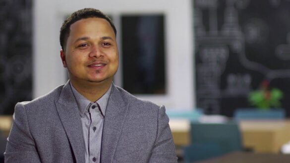 Freddie Friggers, abandonné dans une poubelle à sa naissance, pèse maintenant des millions