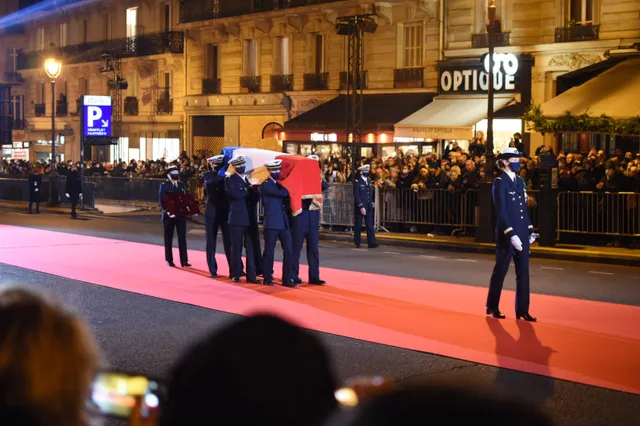 Six porteurs de l’Armée de l’Air et de l’Espace ont porté le cénotaphe de Joséphine Baker, couvert du drapeau français