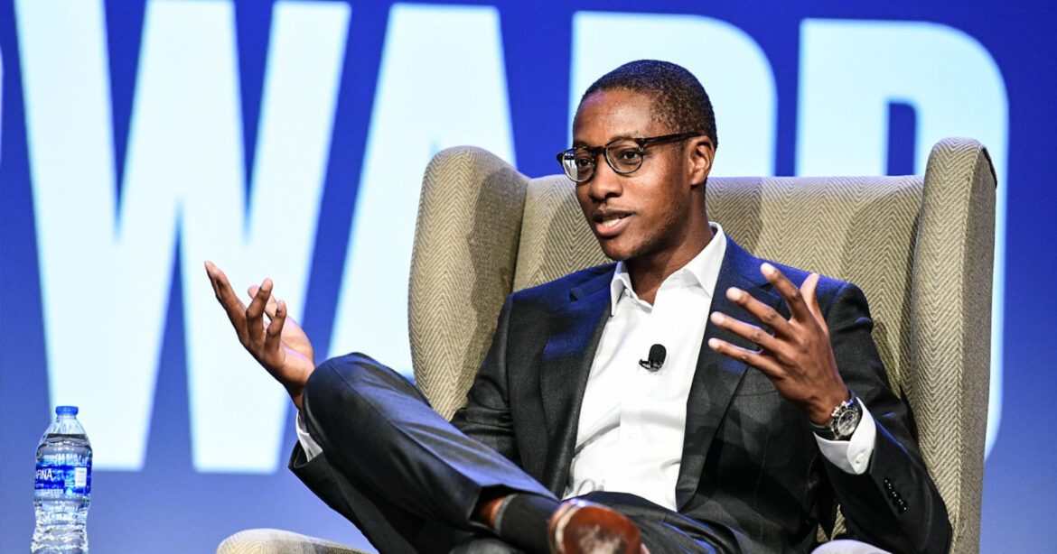 Damola Adamolekun entre dans l'histoire en tant que premier PDG noir de P.F. Chang's