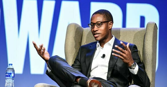 Damola Adamolekun entre dans l'histoire en tant que premier PDG noir de P.F. Chang's