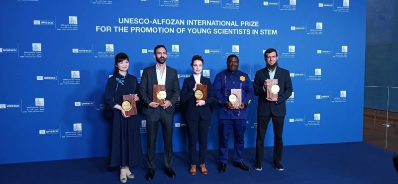 Abdon Atangana pose avec d'autres lauréats lors de la remise de son Pris UNESCO